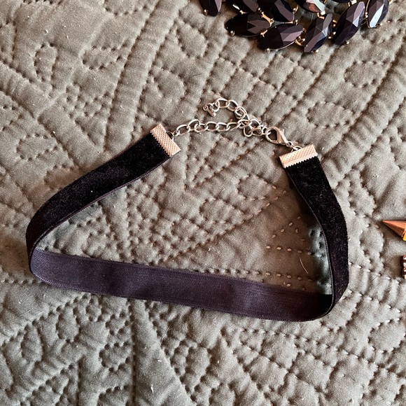 Bundle of 8 necklaces some chunky, some long, some short/choker - Picture 7 of 10